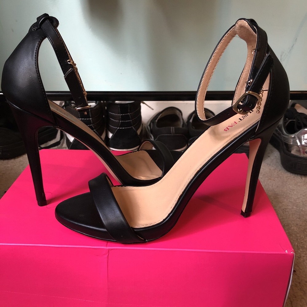 Single sole heels with ankle chain